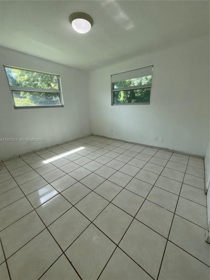 1545 Northeast 128th Street - Photo 5 of 26