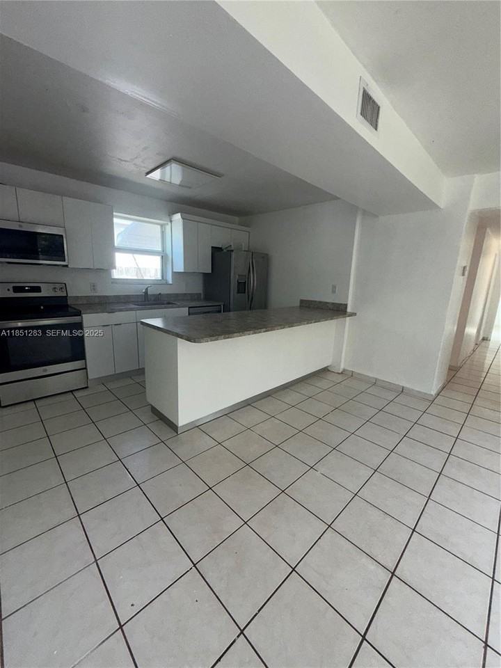 1545 Northeast 128th Street - Photo 6 of 26