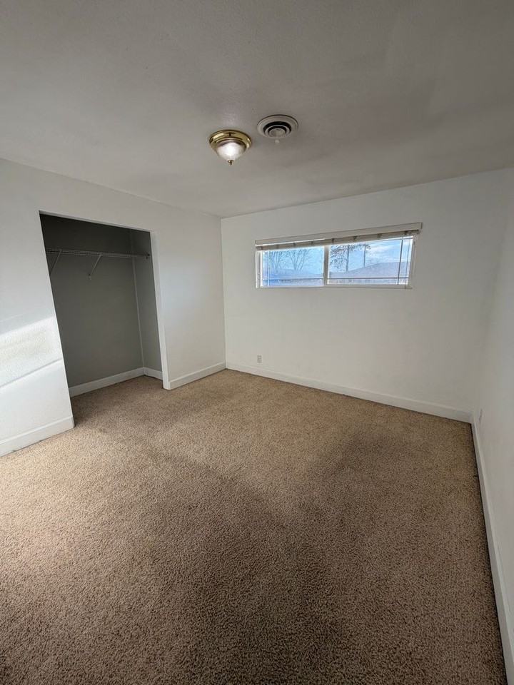 813 S Catalpa St - Photo 7 of 9