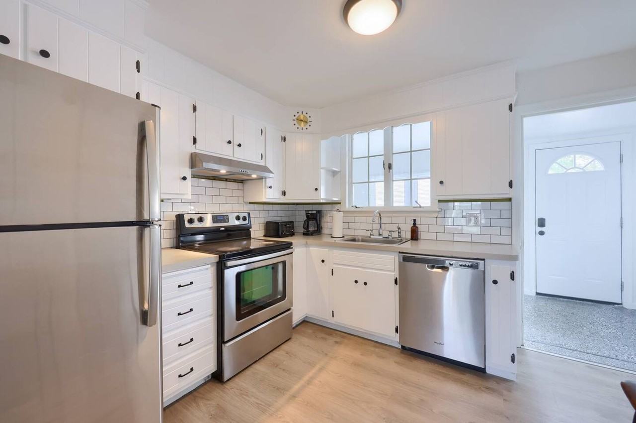 Beautiful Furnished Private Efficiency Suites with Bath for Rent. - Photo 2 of 41