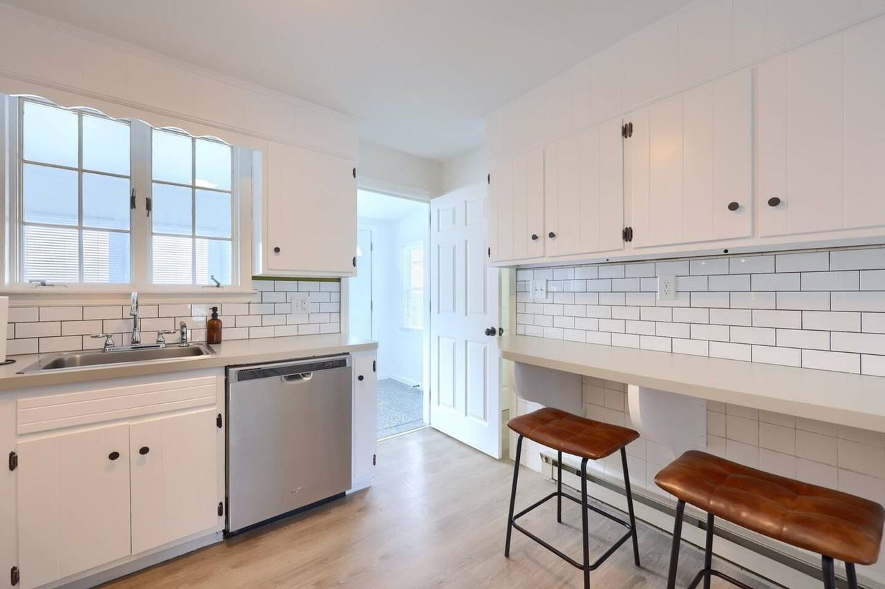 Beautiful Furnished Private Efficiency Suites with Bath for Rent. - Photo 3 of 41