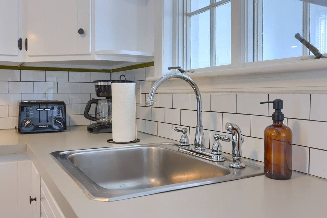 Beautiful Furnished Private Efficiency Suites with Bath for Rent. - Photo 4 of 41