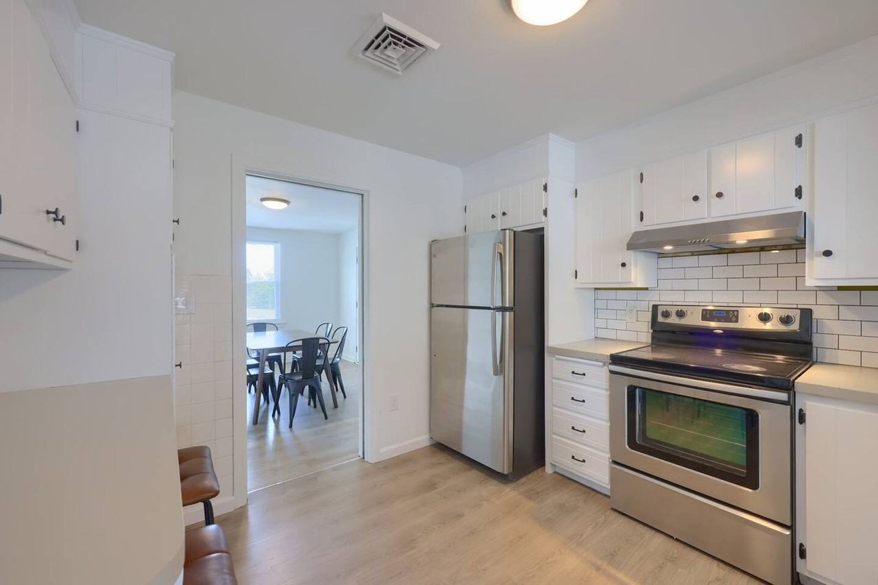 Beautiful Furnished Private Efficiency Suites with Bath for Rent. - Photo 5 of 41