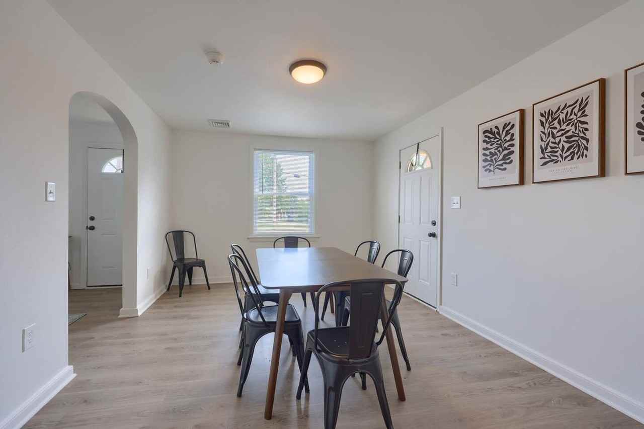 Beautiful Furnished Private Efficiency Suites with Bath for Rent. - Photo 6 of 41