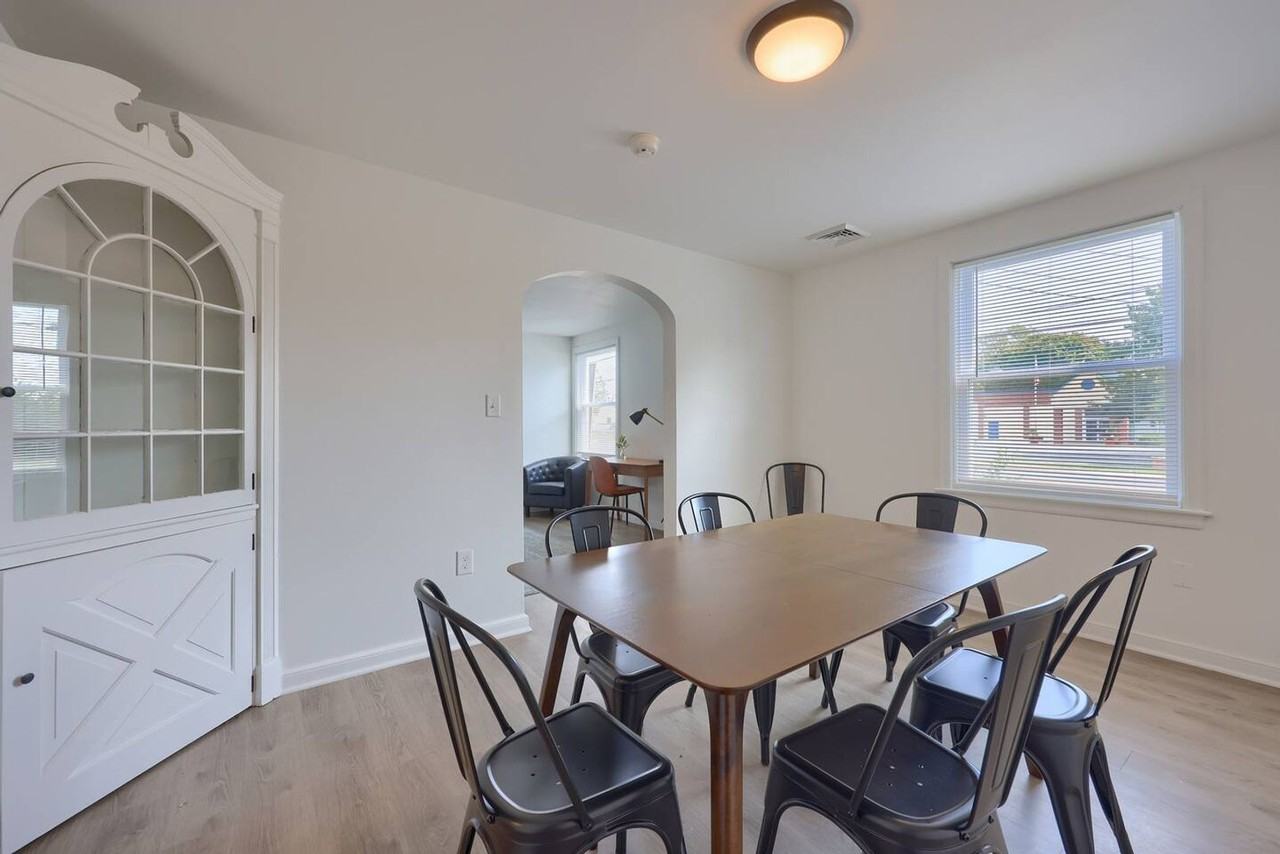 Beautiful Furnished Private Efficiency Suites with Bath for Rent. - Photo 7 of 41