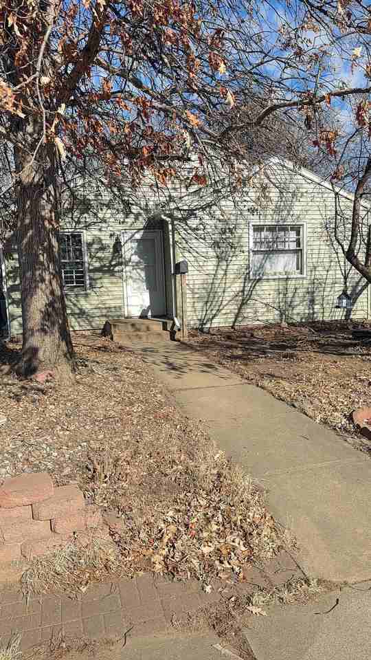 2412 E 8th St - Photo 2 of 10