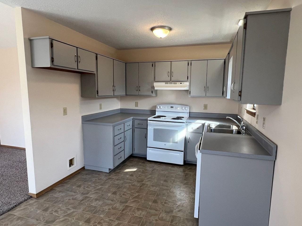 5471 S Jefferson Ave - Photo 5 of 17