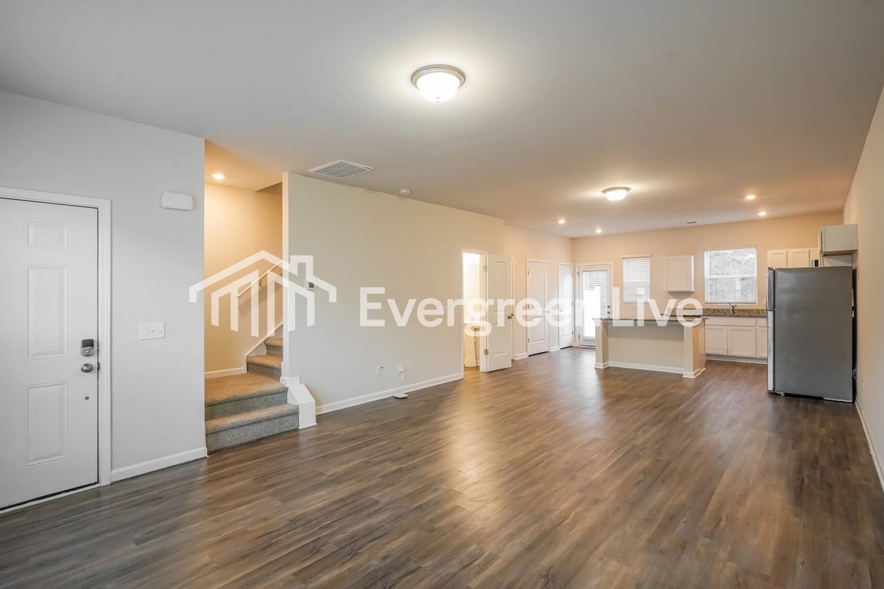 915 Hamilton Crossing Sq - Photo 2 of 15