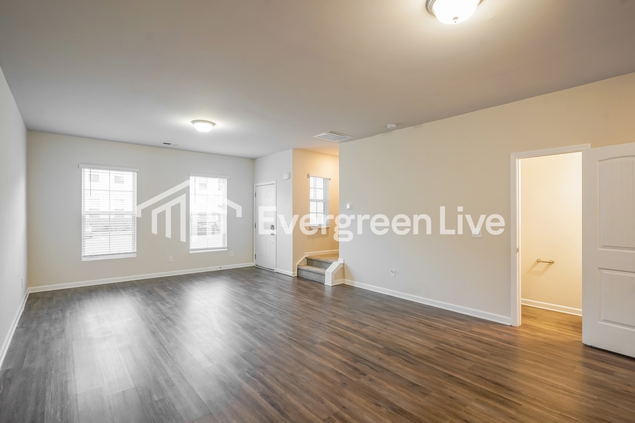 915 Hamilton Crossing Sq - Photo 3 of 15