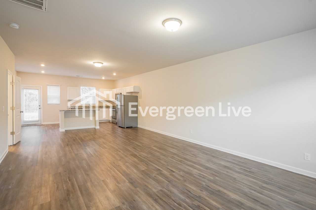 915 Hamilton Crossing Sq - Photo 4 of 15