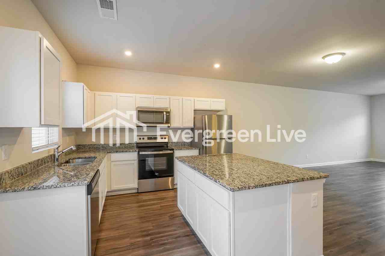 915 Hamilton Crossing Sq - Photo 5 of 15