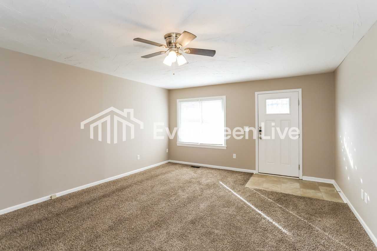 12126 Spalding Dr - Photo 3 of 15