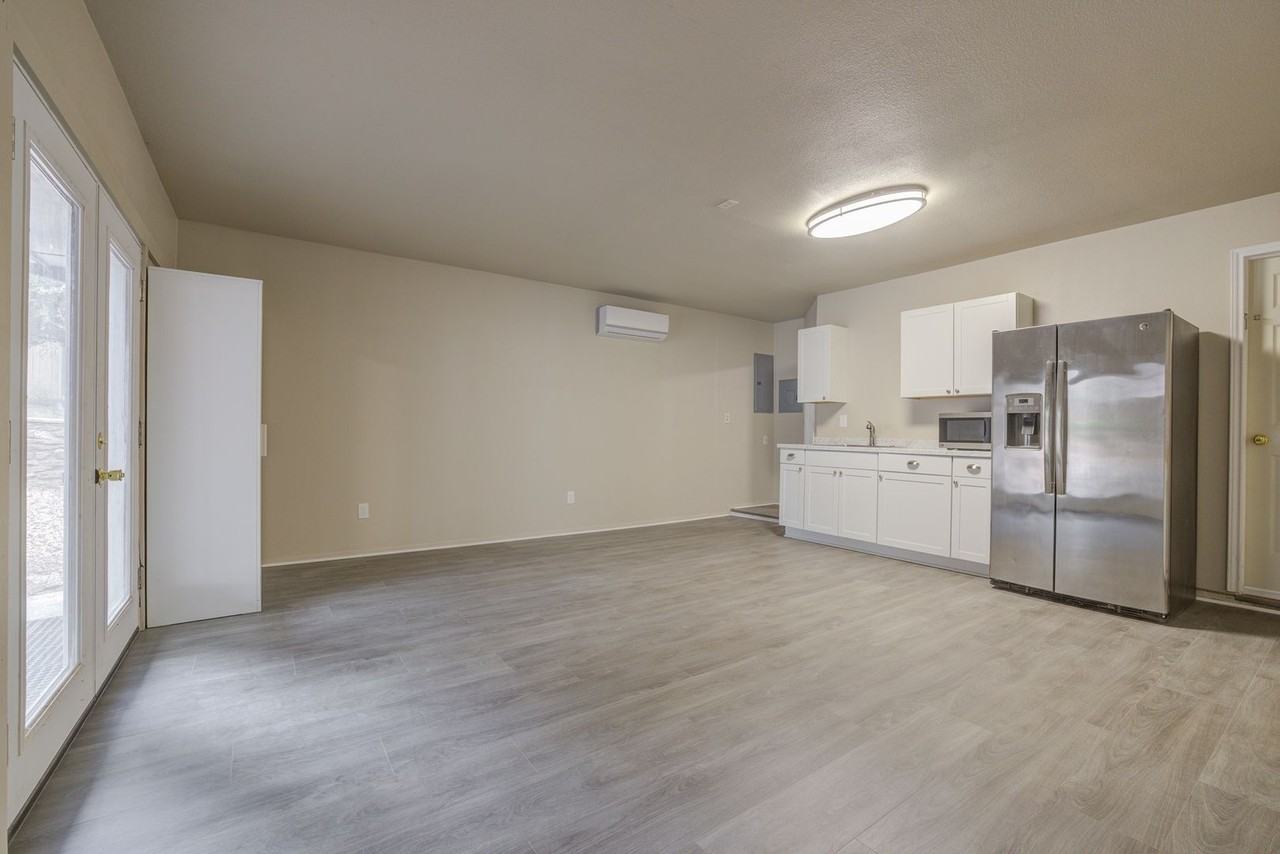 5303 Shady Oaks Cir #B - Photo 3 of 9