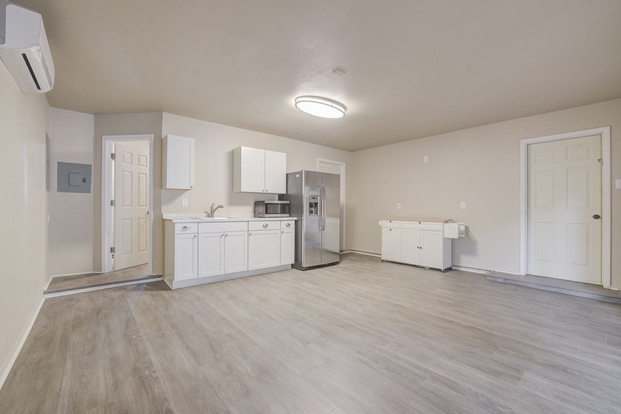 5303 Shady Oaks Cir #B - Photo 4 of 9