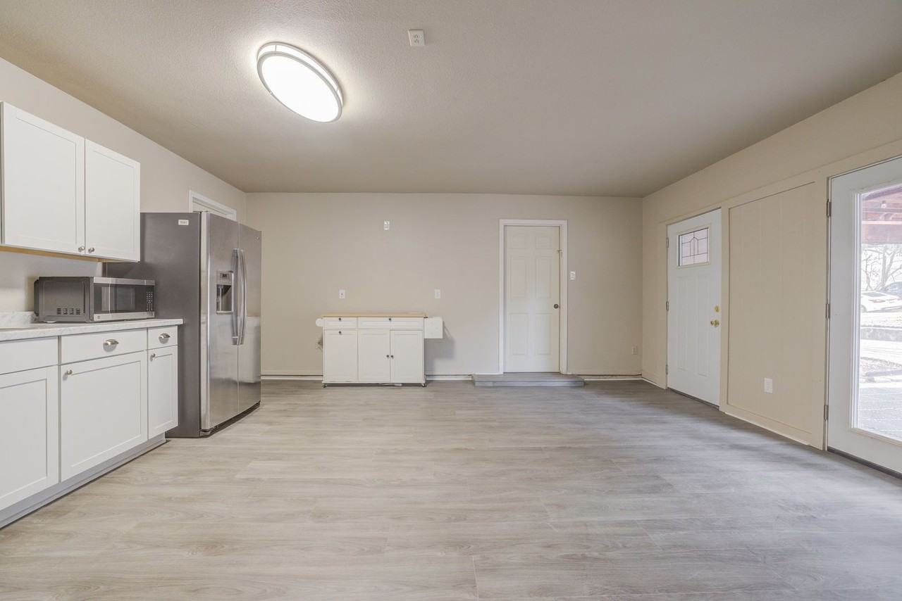 5303 Shady Oaks Cir #B - Photo 5 of 9