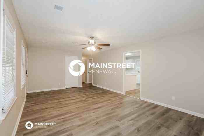 2630 King George Ct Ne - Photo 5 of 17