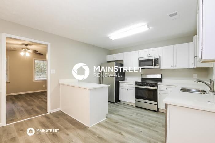 2630 King George Ct Ne - Photo 7 of 17