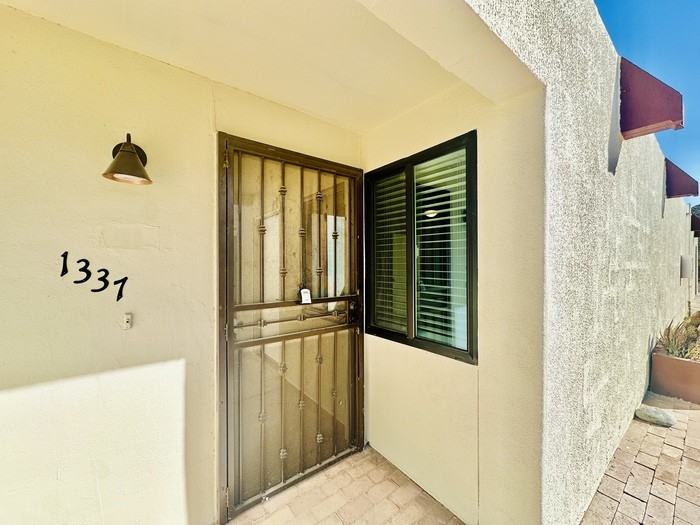 1337 W Pennington St - Photo 2 of 9