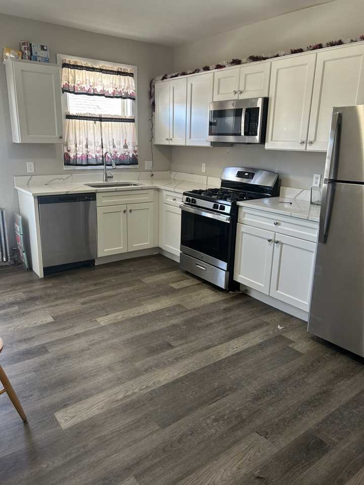 666 Metropolitan Ave - Photo 7 of 11