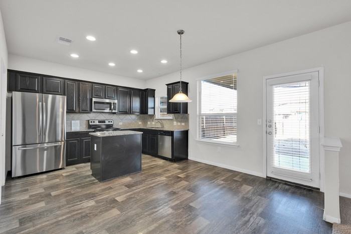 517 Pinnacle Dr - Photo 2 of 18