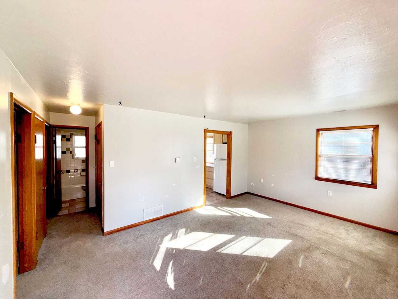 1911 Manor Ln - Photo 2 of 11