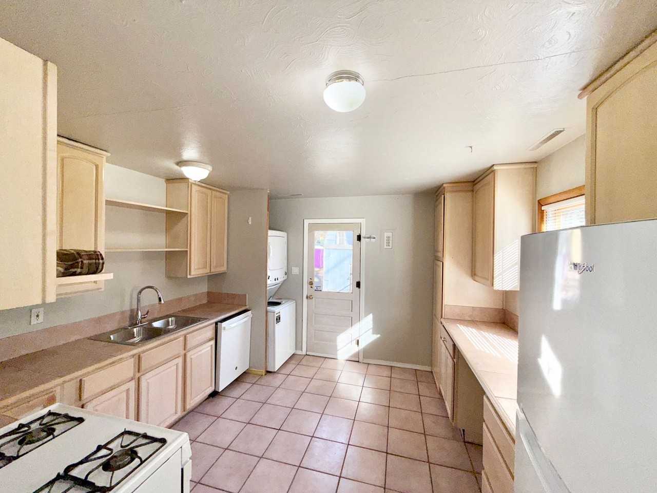 1911 Manor Ln - Photo 4 of 11