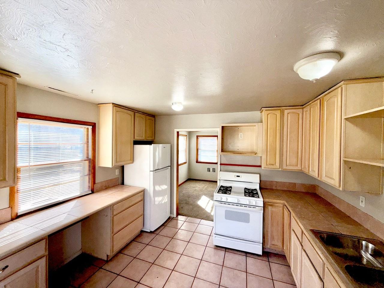 1911 Manor Ln - Photo 5 of 11