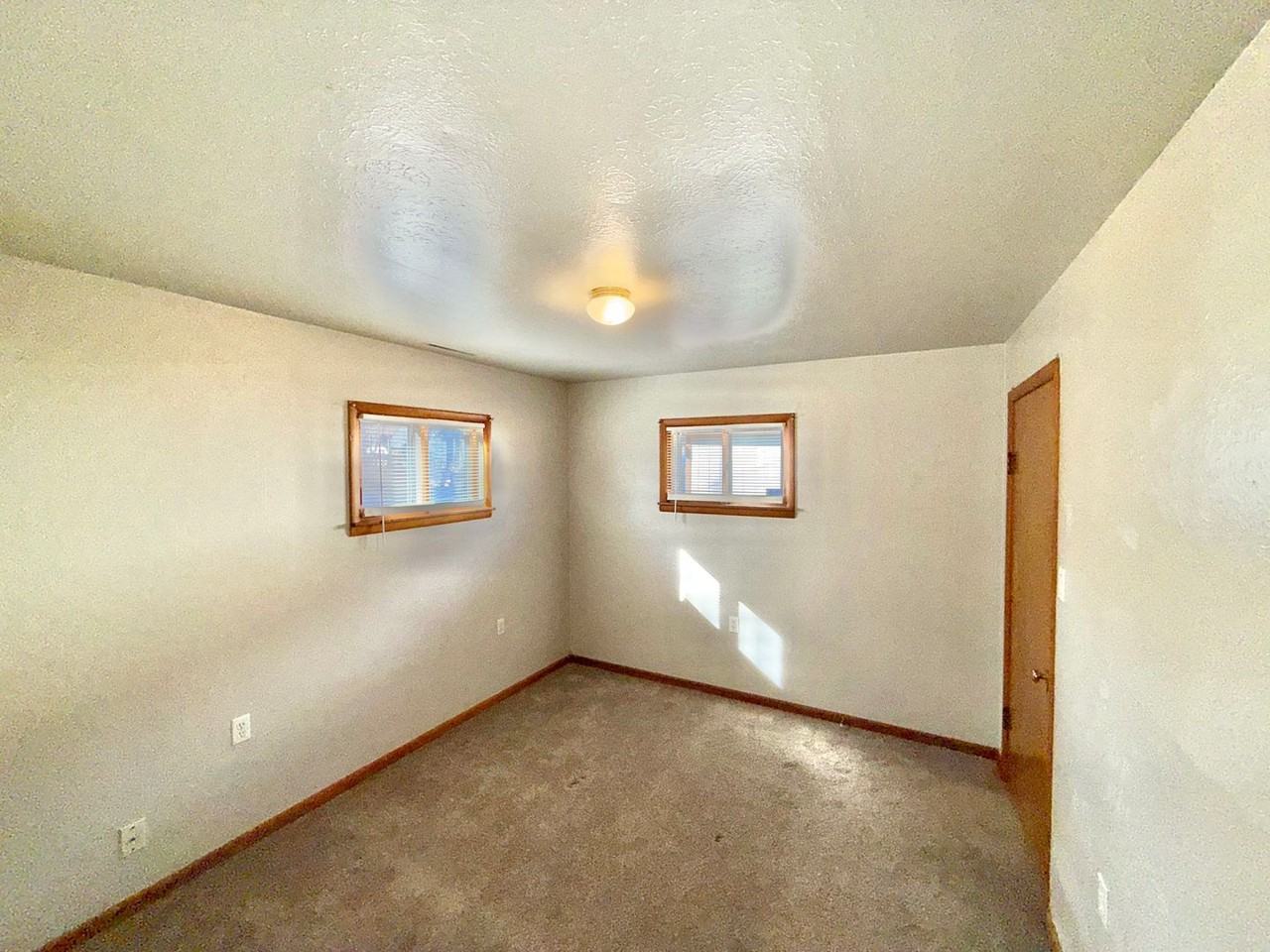 1911 Manor Ln - Photo 6 of 11