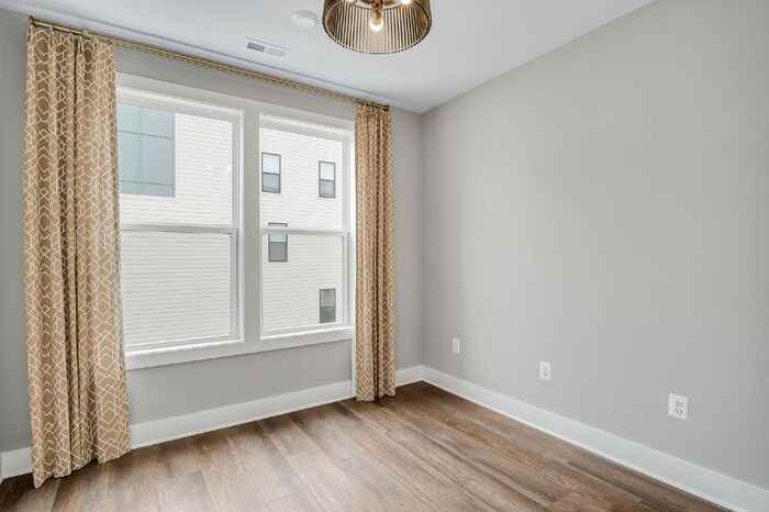 1041 N Lombardy St #B - Photo 3 of 31