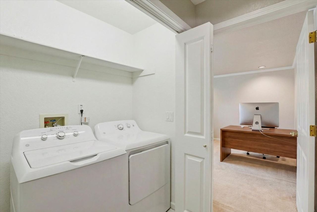 2330 I St - Photo 4 of 12