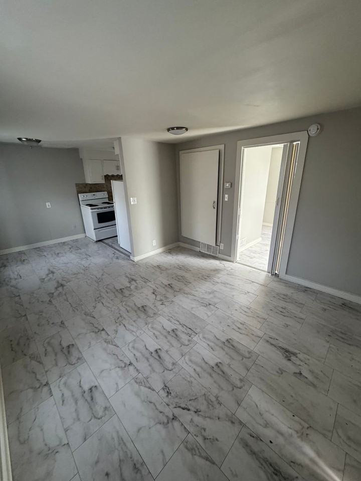 328 N Volutsia Ave - Photo 2 of 9