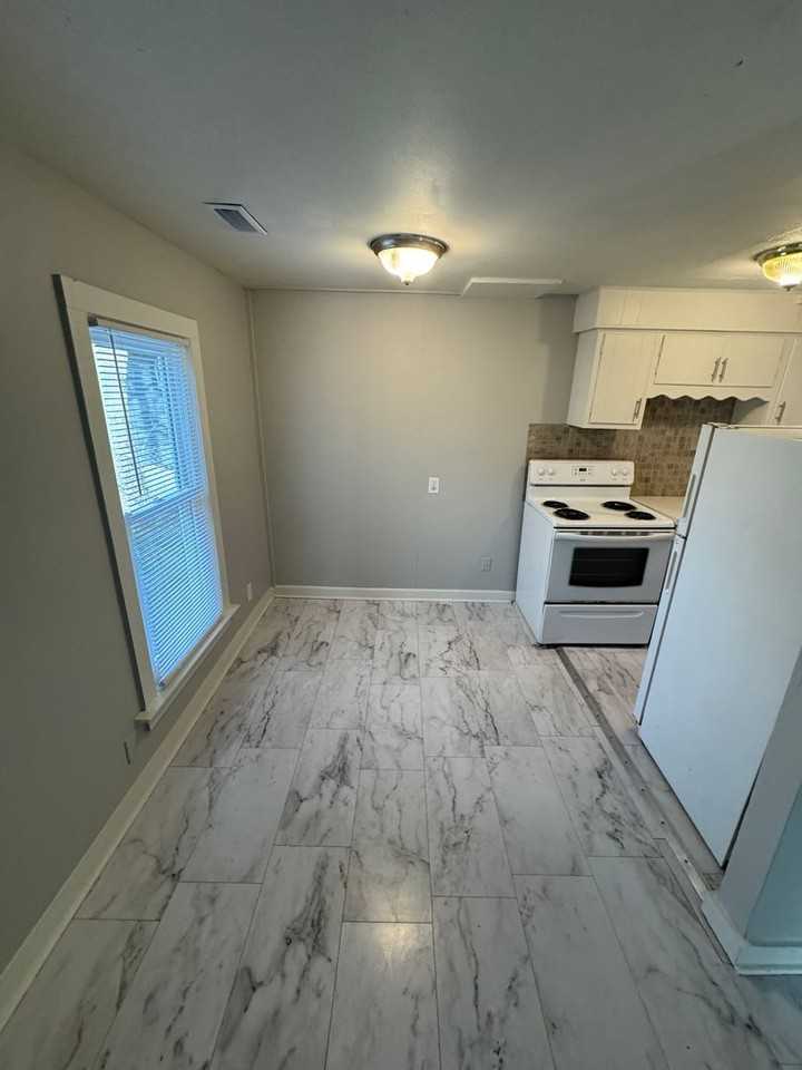 328 N Volutsia Ave - Photo 3 of 9
