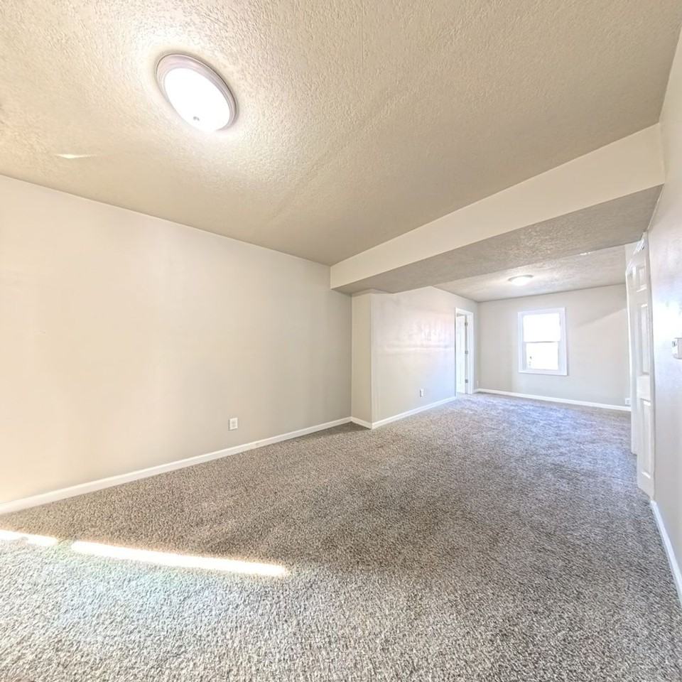 1127 1st St - Photo 4 of 16