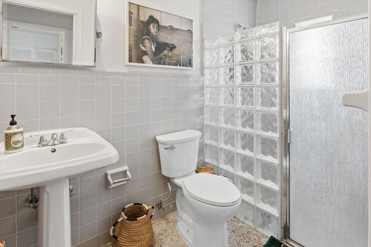 202 32nd St - Photo 5 of 22