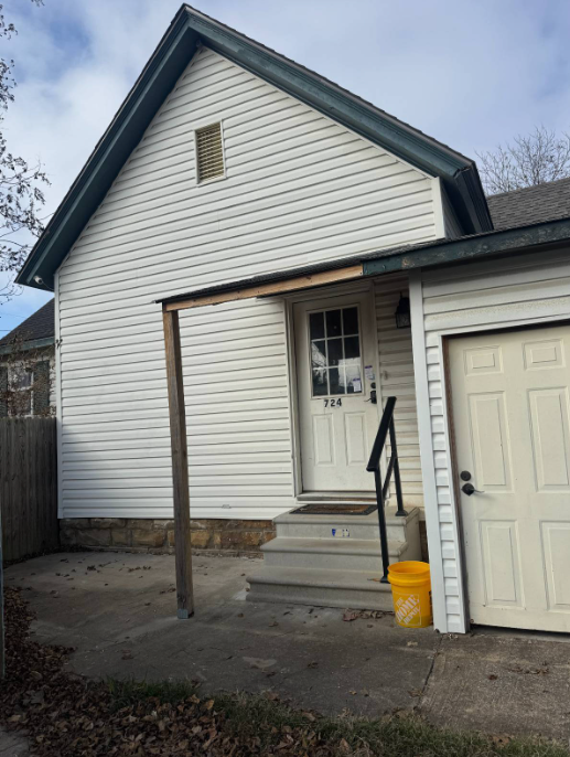 724 E Delaware Ave - Photo 2 of 13