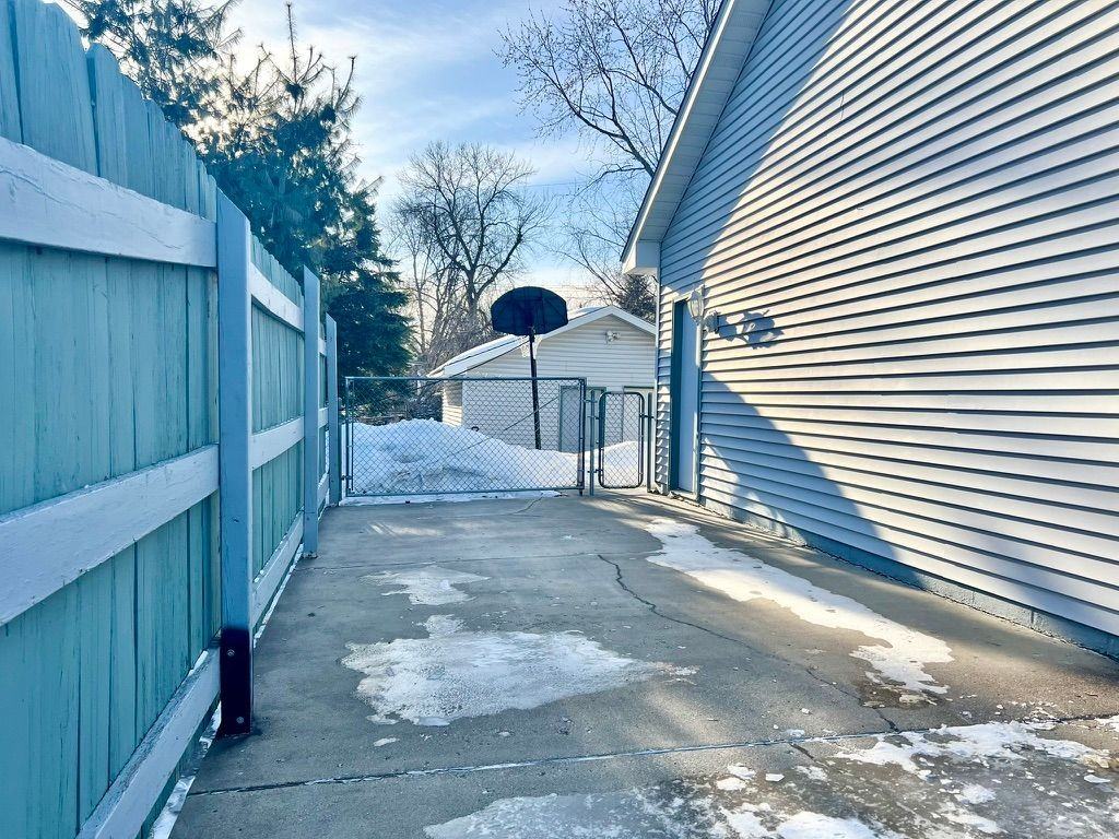 11331 W River Rd - Photo 3 of 13