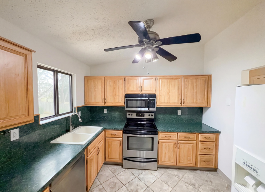 6628 Brock St - Photo 3 of 16