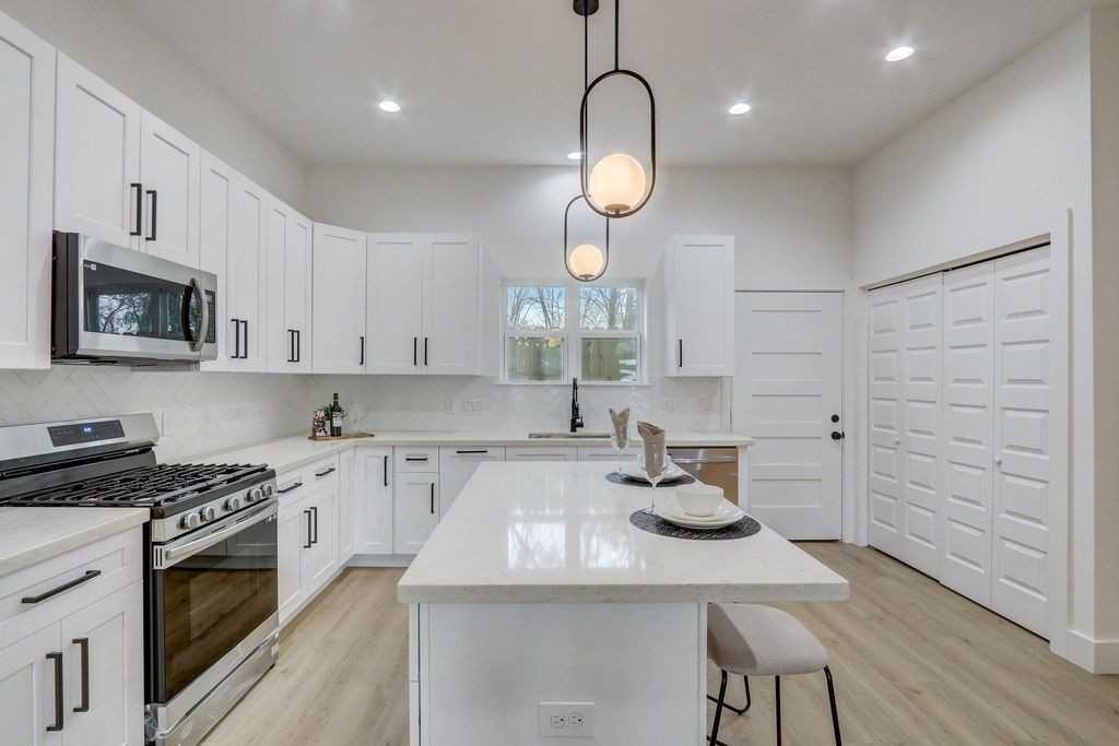 1203 Dewalt St - Photo 4 of 10