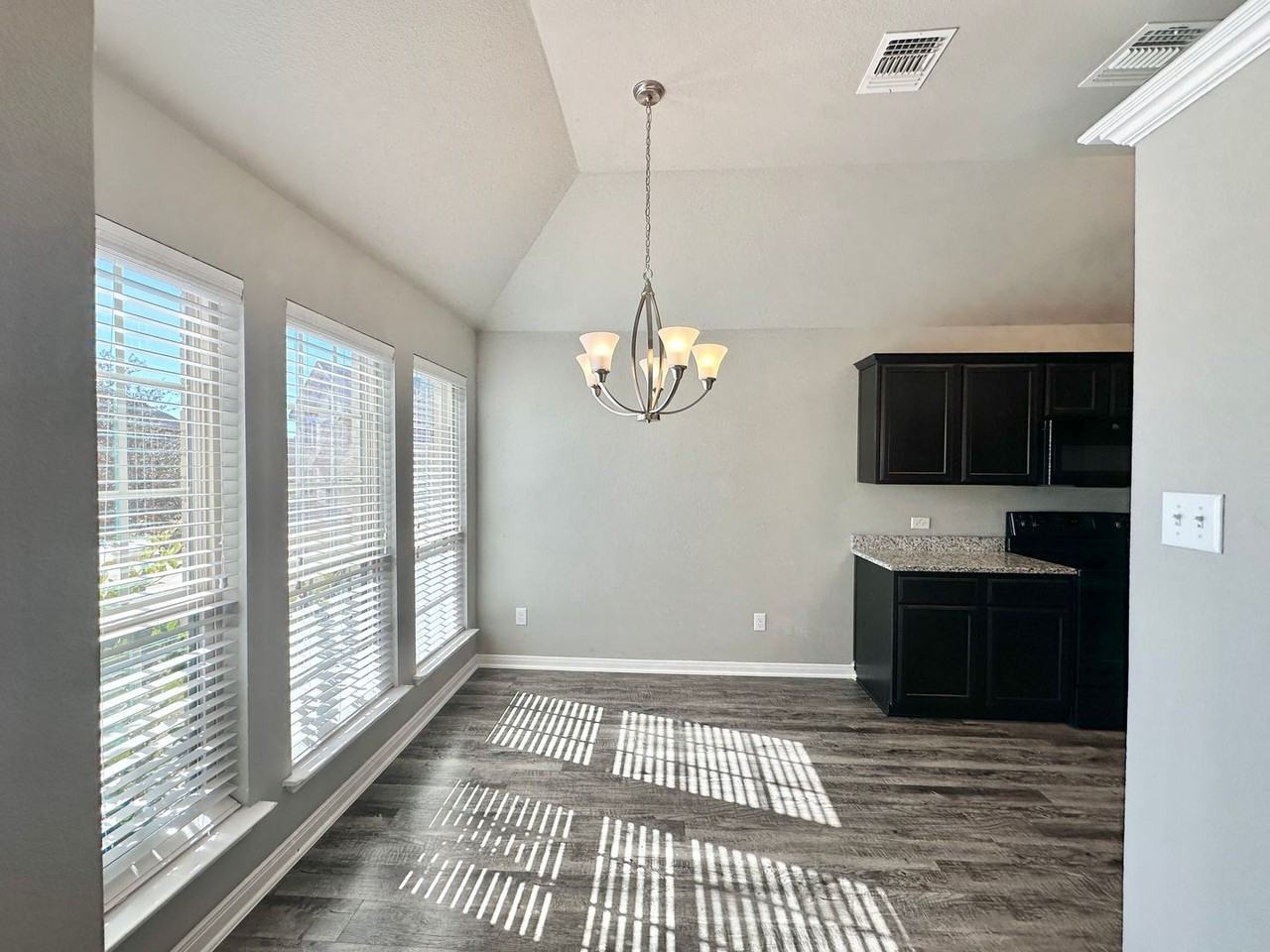 609 Hobby Rd - Photo 3 of 36