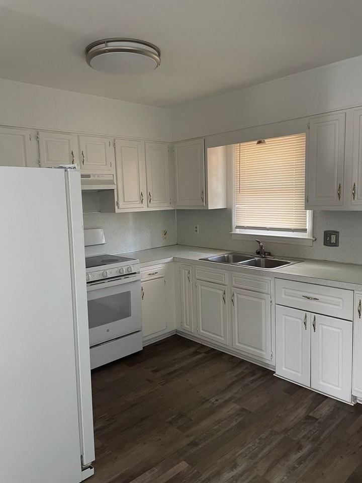 1802 Waldo St - Photo 2 of 15