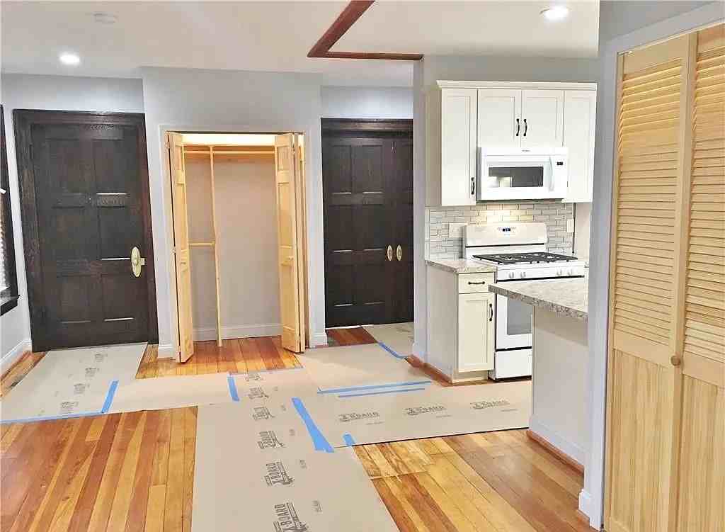 449 Franklin St - Photo 4 of 11