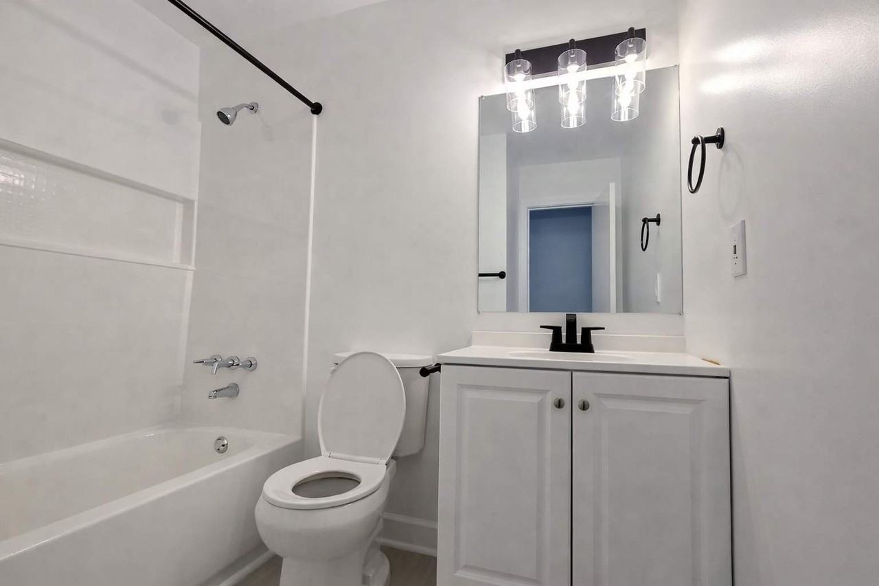 5605 Larson Ct - Photo 3 of 11