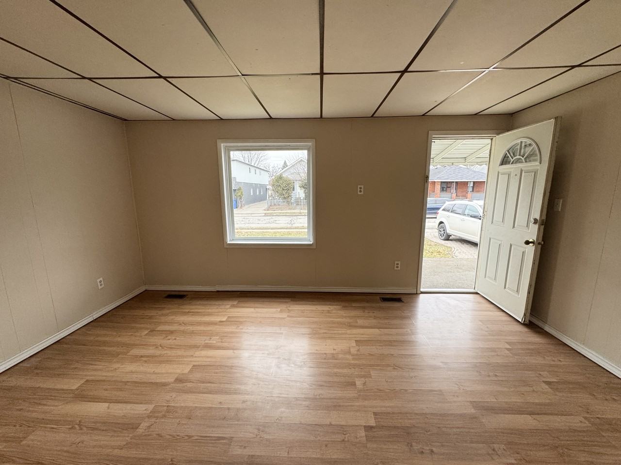 1069 Felix Ave - Photo 5 of 25