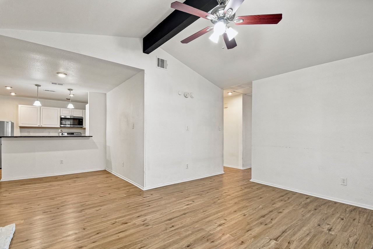 5623 Fountainwood Dr - Photo 4 of 25