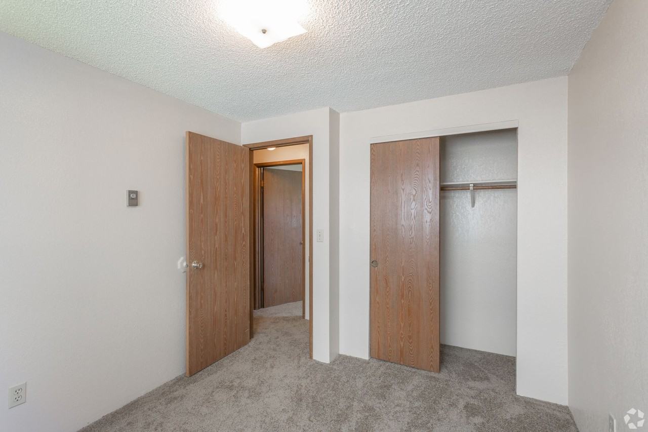 Dearborn Apartments - Photo 7 of 36