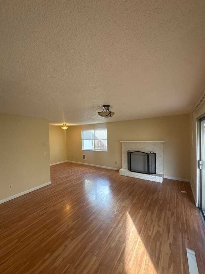 4883 7th Ave Se - Photo 5 of 11