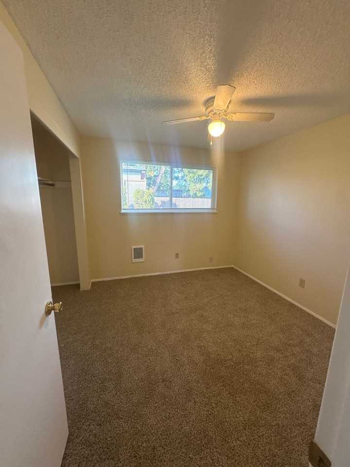 4883 7th Ave Se - Photo 7 of 11