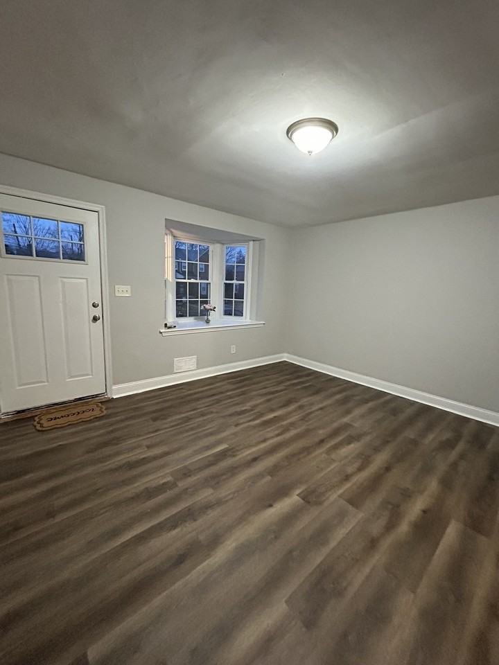 1605 Thetford Rd - Photo 2 of 13