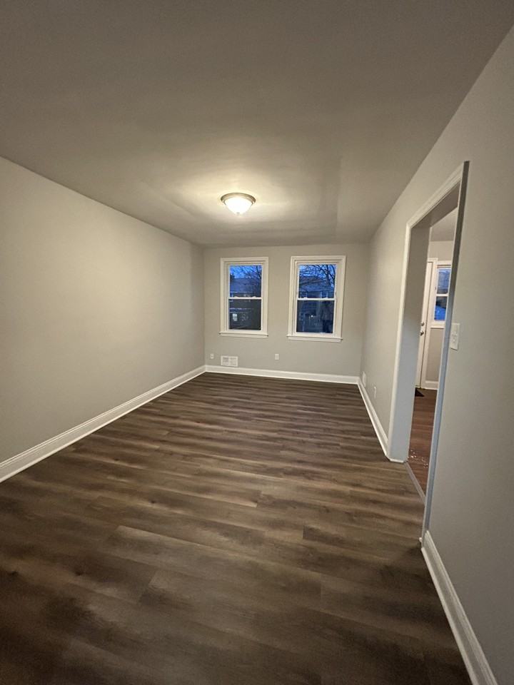 1605 Thetford Rd - Photo 5 of 13