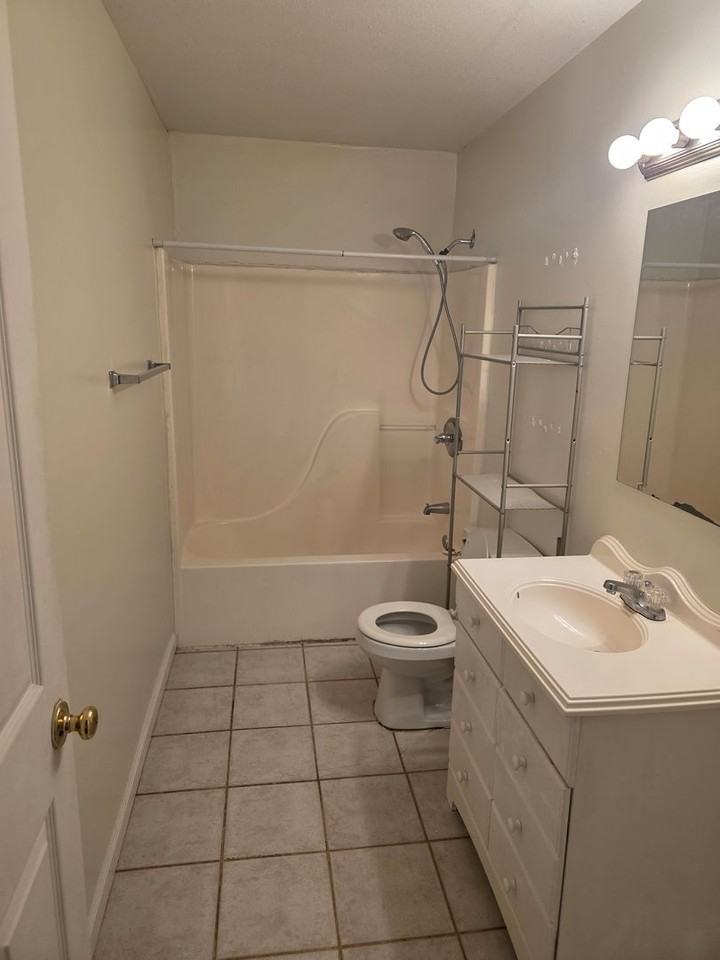 718 Connor St - Photo 2 of 5